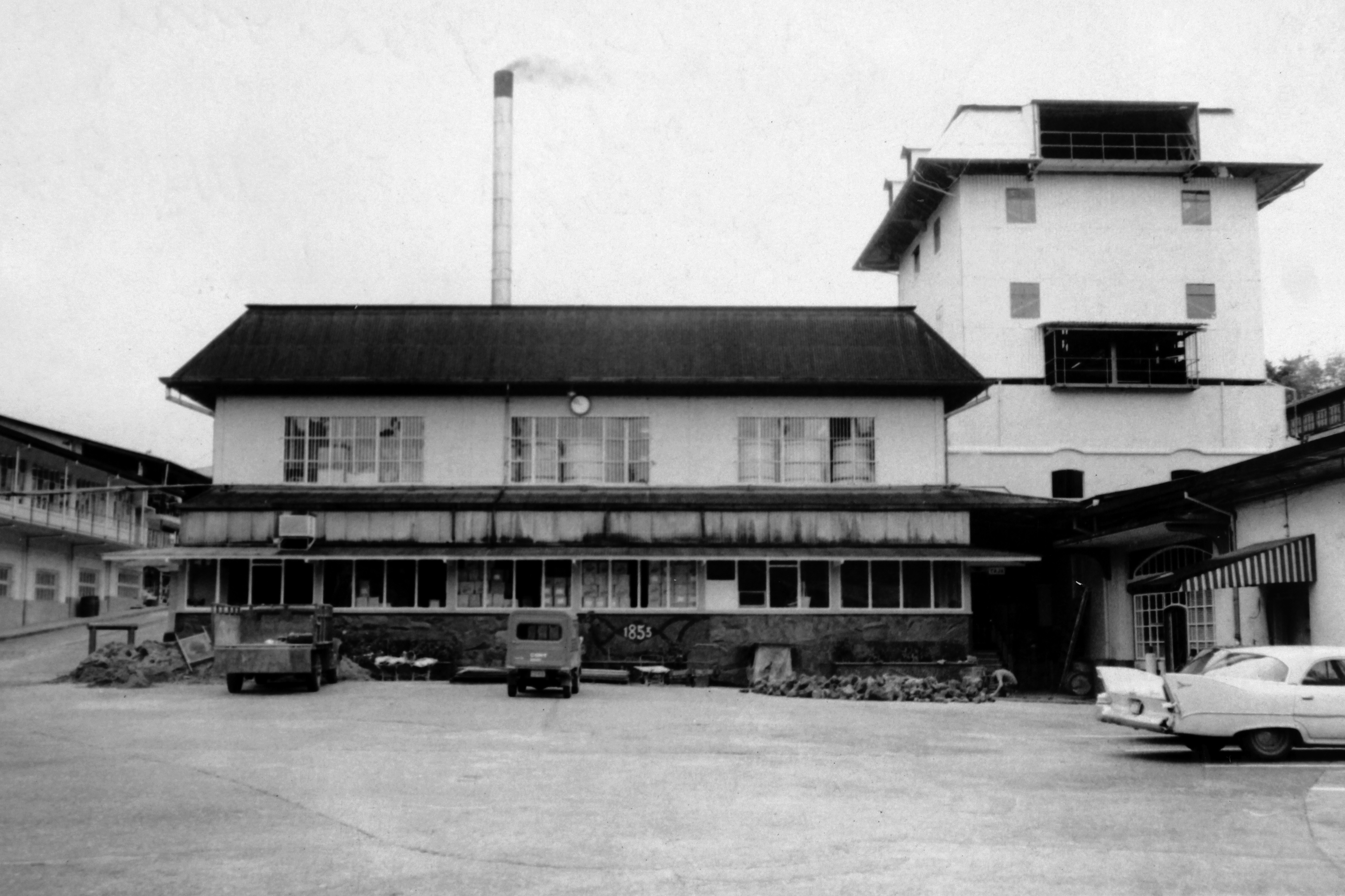 Autor desconocido, 1969. Edificio para confección y envasado de licores finos. La parte que se conserva la ocupa el MADC. A la derecha la torre de destilación. Archivo Nacional, signatura 847-4.