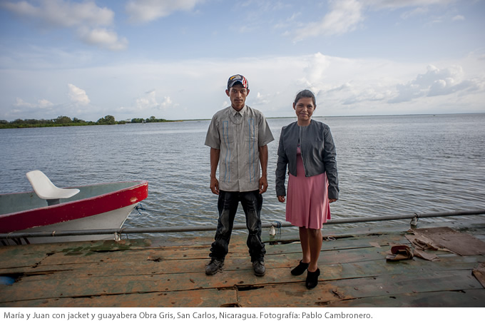 María y Juan con jacket y guayabera Obra Gris, San Carlos, Nicaragua. Fotografía: Pablo Cambronero.